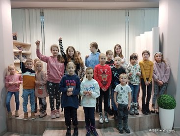 ieluń: „Szydełkowy naszyjnik” - feryjne warsztaty dla dzieci w miejskiej bibliotece